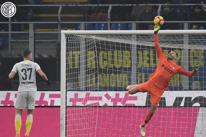 Kiper Inter Milan, Samir Handanovic, melakukan penyelamatan dalam laga perempat final Coppa Italia melawan Lazio di Stadion Giuseppe Meazza, Kamis (31/1/2019).