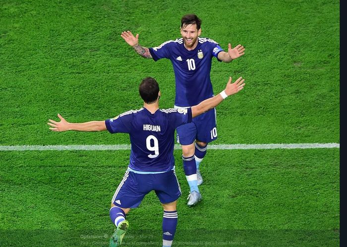 Lionel Messi merayakan gol bersama Gonzalo Higuain di timnas Argentina.