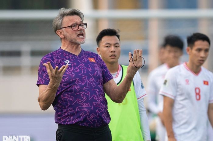 Pelatih Vietnam Philippe Troussier marah-marah saat menggelar latihan untuk menghadapi Timnas Indonesia di Stadion Nasional My Dinh, Hanoi, 26 Maret 2024.