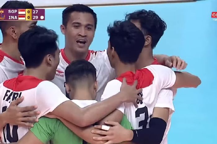 Para roster timnas voli Indonesia merayakan poin kemenangan atas Singapura pada set pertama pada laga kedua fase grup A SEA Games 2023 di Olympic Complex Indoor Main Hall, Kamboja, Kamis (4/5/2023)
