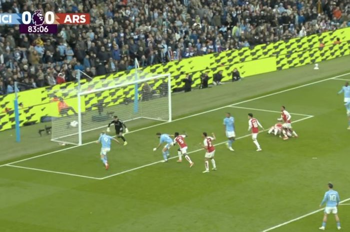 Momen Erling Haaland membuang peluang mencetak gol saat Man City menjamu Arsenal di Stadion Etihad, Minggu (31/3/2024) malam WIB.