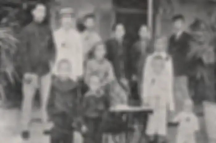 Keluarga Mohammad Hoesni Thamrin yang kira-kira diambil pada 1912. Hoesni Thamrin adalah tokoh Betawi yang begitu dicintai rakyatnya (Terang Boelan Vol III No 5)