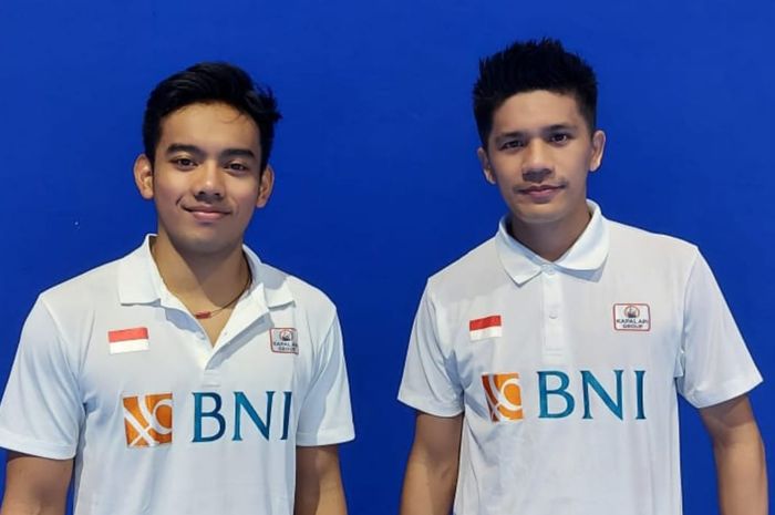 Pasangan ganda putra nasional Indonesia, Pramudya Kusumawardana/Yeremia Erich Yoche Yacob Rambitan, berpose usai memenangi pertandingan babak kesatu Spain Masters 2021.