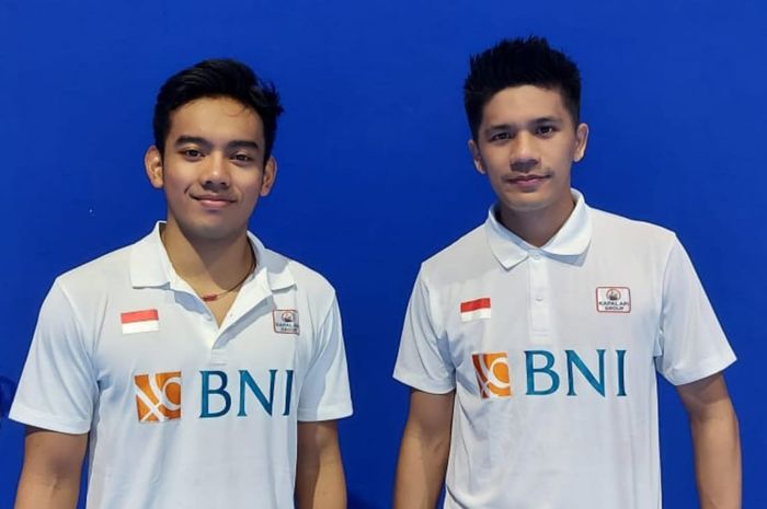 Pasangan ganda putra nasional Indonesia, Pramudya Kusumawardana/Yeremia Erich Yoche Yacob Rambitan, berpose usai memenangi pertandingan babak pertama Spain Masters 2021.