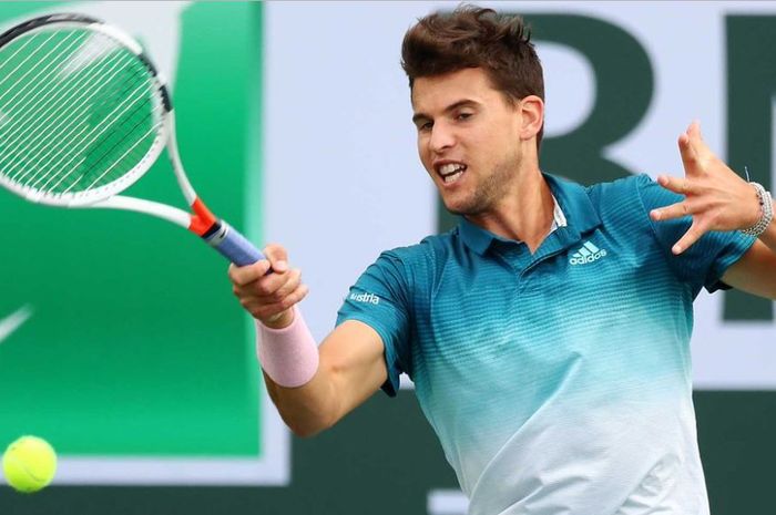 Petenis Austria, Dominic Thiem memukul bola di turnamen BNP Paribas Open 2019 