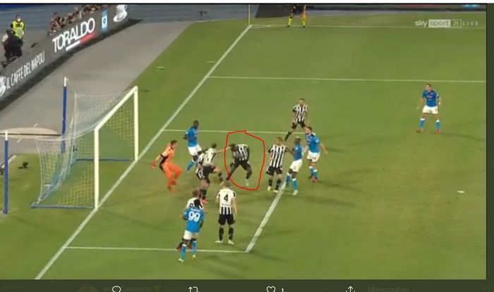 Penyerang Juventus Moise Kean (dilingkari) menyundul bola ke arah gawang sendiri yang memicu gol kemenangan Napoli di laga Liga Italia (11/9/2021).