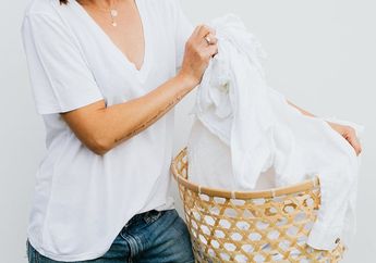 8 Cara Mencuci dan Membersihkan Baju Putih dengan Bahan Rumahan, Pakai Soda Kue