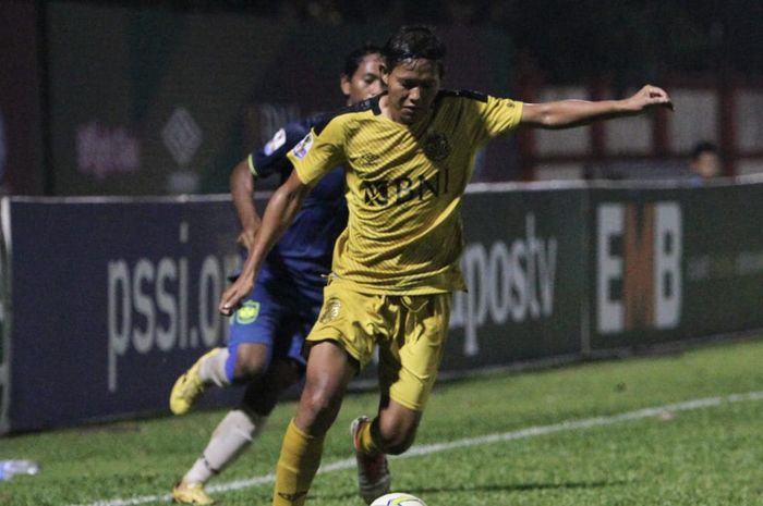 Gelandang Bhayangkara FC Adam Alis di Stadion PTIK, Jakarta, Selasa (19/2/2019).