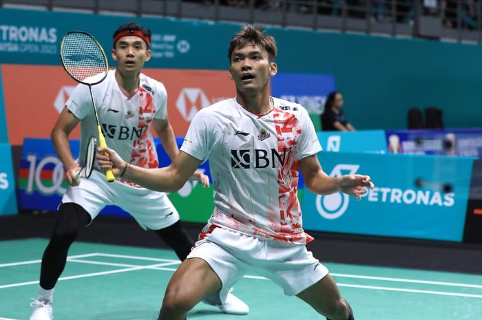 Pasangan ganda putra Indonesia, Muhammad Shohibul Fikri/Bagas Maulana pada pertandingan babak pertama Malaysia Open 2023 di Axiata Arena, Kuala Lumpur, Malaysia, pada Rabu (11/1/2023)