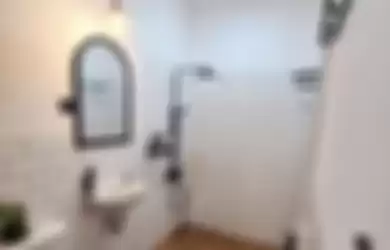 Membersihkan noda di tembok kamar mandi