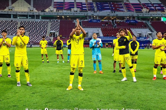 Para pemain Timnas U-23 Malaysia memberikan ucapan terima kasih kepada fans usai pertandingan melawan Uzbekistan di Piala Asia U-23 2024.