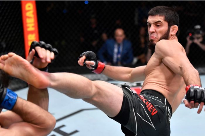 Momen Islam Makhachev menendang Thiago Moises pada UFC Vegas 31 yang lalu (18/7/2021).