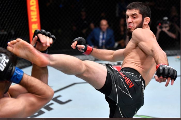 Jagoan UFC, Islam Makhachev dengan tendangan mautnya.