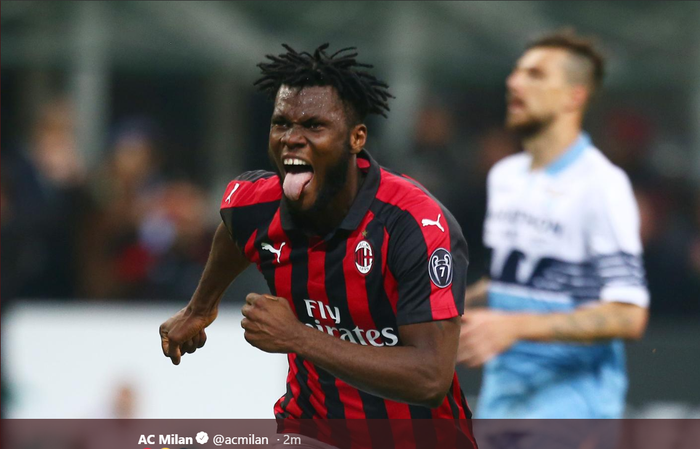 Gelandang AC Milan, Franck Kessie, merayakan gol yang dicetaknya pada laga melawan Lazio di pekan ke-32 Liga Italia, Sabtu (13/4/2019) di San Siro.