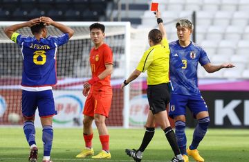 Pemain Timnas U-23 Jepang Ryuya Nishio terkena kartu merah langsung dari wasit wanita asal Australia, Casey Lisa Reibelt, saat melawan China di Piala Asia U-23 2024.