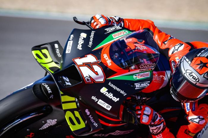 Pembalap Aprilia, Maverick Vinales, saat mengaspal pada MotoGP Algarve 2021 di Sirkuit Algarve, Portimao, Portugal, Minggu (7/11/2021).