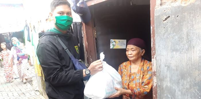 Perwakilan Bonek Hijrah saat menyerahkan sumbangan kepada warga Surabaya yang terdampak langsung Pandemi Covid-19.