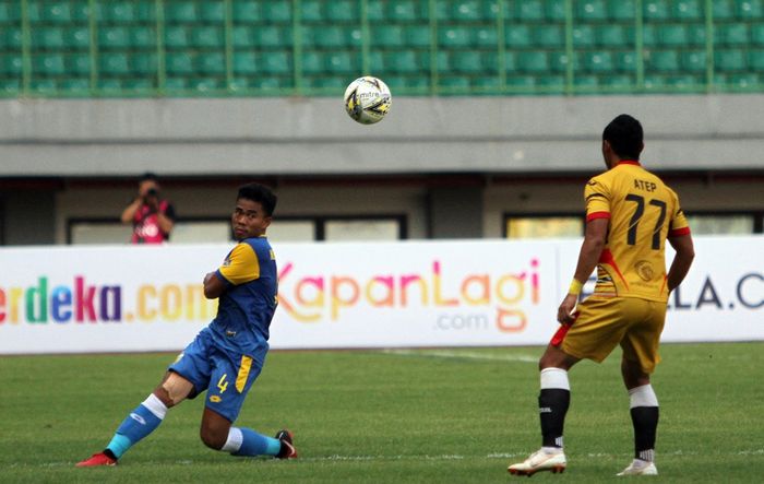 Aksi Nurhidayat Haji Haris yang memperkuat Bhayangkara FC pada laga kontra Mitra Kukar, di Stadion Patriot Chandrabhaga, Kota Bekasi, Senin (11/3/2019). 