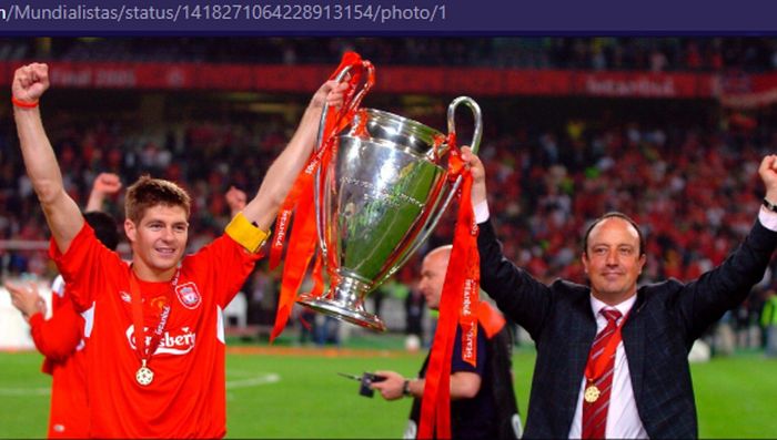 Eks pemain dan pelatih Liverpool, Steven Gerrard dan Rafael Benitez, saat mengangkat trofi Liga Champions pada musim 2004-2005. 