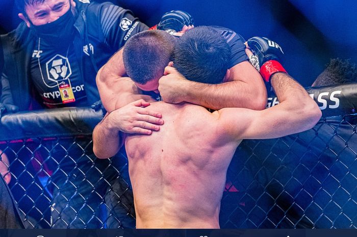 Khabib Nurmagomedov merayakan kemenangan Islam Makhachev atas Dan Hooker di UFC 267, Sabtu (30/10/2021) di Abu Dhabi.
