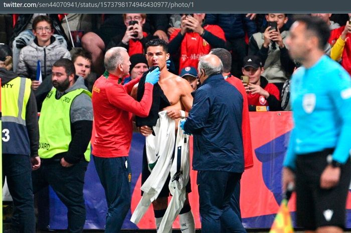 Cristiano Ronaldo mendapatkan peraawatan setelah hidungnya mengalami pendarahan dalam laga timnas Portugal vs Republik Ceska, Sabtu (24/9/2022) atau Minggu dini hari WIB.