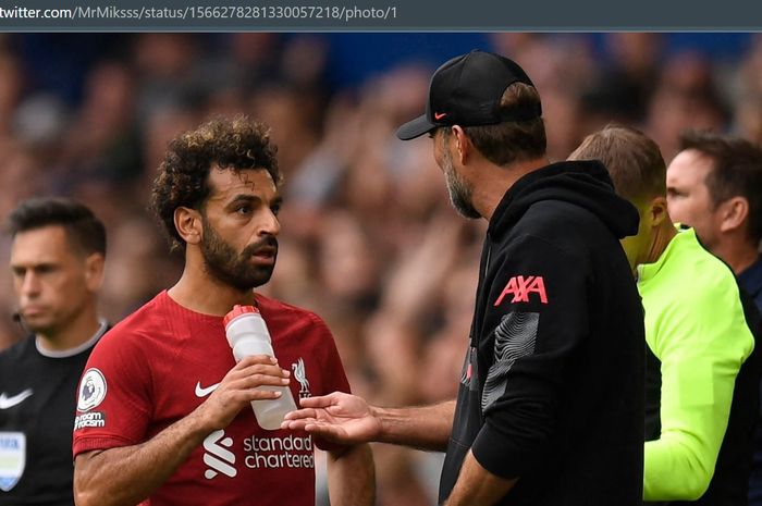 Momen Mohamed Salah dan Juergen Klopp berdiskusi di pinggir lapangan dalam salah satu laga Liverpool di Liga Inggris.