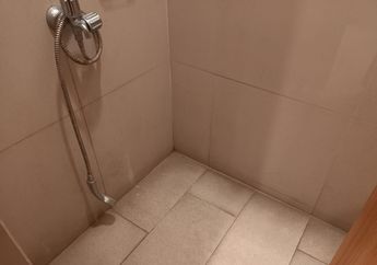 Tanpa Menggunakan Pemutih, Ini 2 Cara Membersihkan Sela-sela Ubin Kamar Mandi yang Kotor