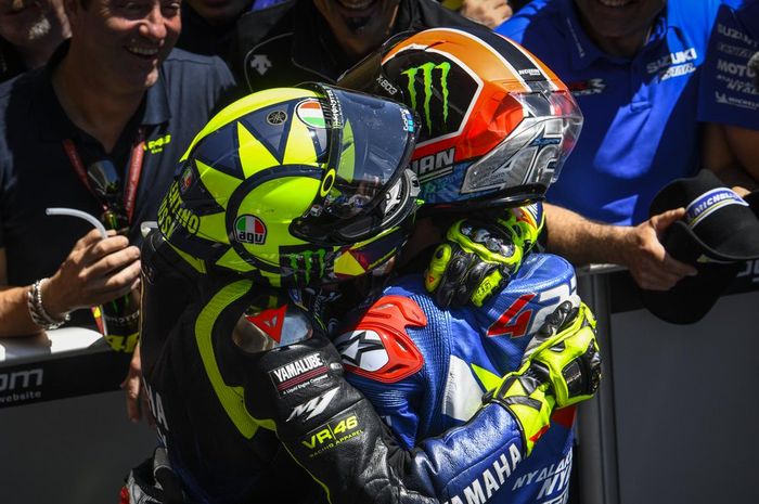 Momen Valentino Rossi (kiri) dan Alex Rins (kanan) ketika selesai menjalani balapan MotoGP Americas 2019.