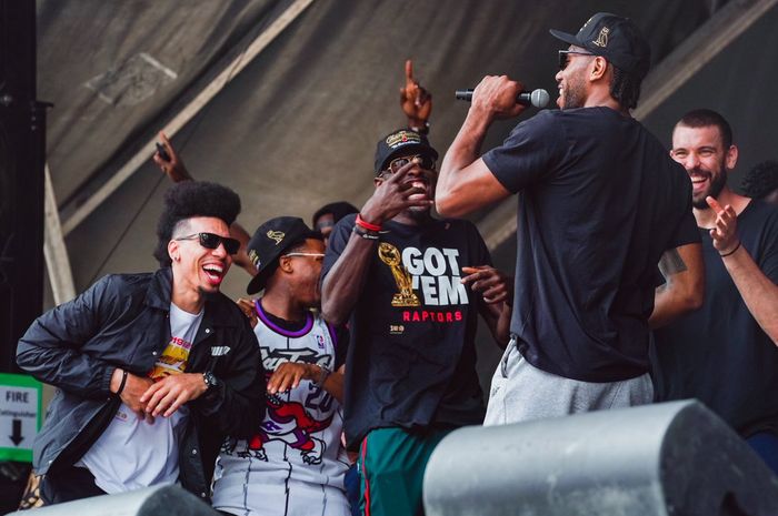 Kawhi Leonard (pegang mic) dan Danny Green (kacamata) saat merayakan keberhasilan Toronto Raptors menjuarai NBA 2019.