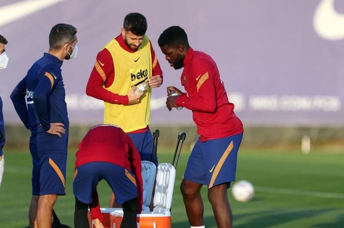 Samuel Umtiti (kanan) terlihat telah kembali berlatih bersama skuad Barcelona pada Jumat (30/10/2020) setelah absen empat bulan karena cedera lutut.