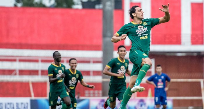 Gelandang asing Persebaya Surabaya, Mahmoud Eid, merayakan gol yang dicetaknya ke gawang Arema FC pada semifinal Piala Gubernur Jatim 2020.