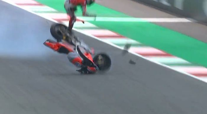 Michele Pirro terlempar dari motornya di FP2 MotoGP Italia 2018