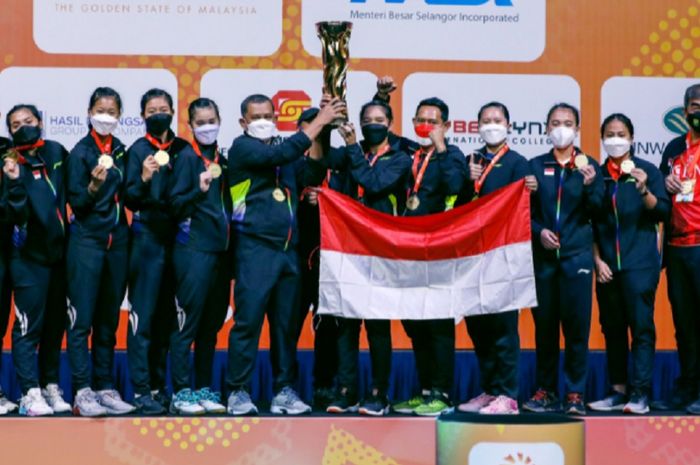 Tim putri Indonesia mengangkat trofi juara Kejuaraan Beregu Asia 2022 di Setia City Convention Center, Shah Alam, Selangor, Malaysia, Minggu (20/2/2022)