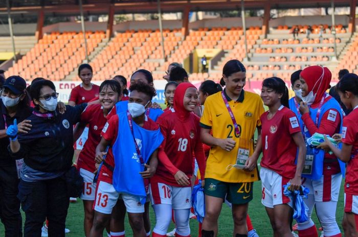 Seusai dikalahkan 18-0 dalam laga perdana Piala Asia Wanita 2022 di Mumbai, India, Jumat (21/1/2022), para pemain Timnas Wanita Indonesia, termasuk ofisialnya, sangat senang bisa menyapa dan bercengkerama dengan bintang Timnas Wanita Australia Sam Kerr (baju kuning tengah).