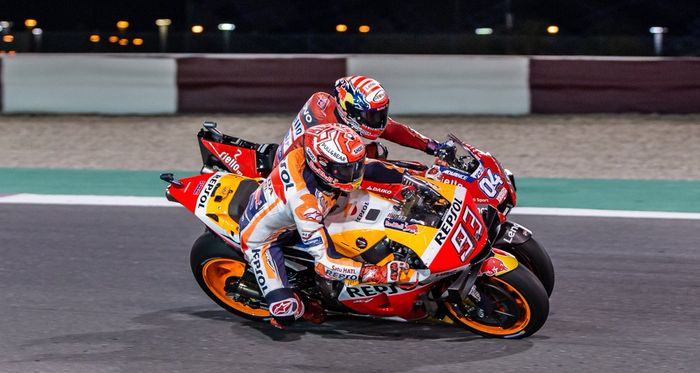 Momen saat Andrea Dovizioso dan Marc Marquez melakoni duel satu lawan satu di lap terakhir MotoGP Qatar 2019.
