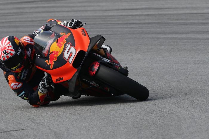 Pembalap KTM, Johann Zarco, ketika menjalani uji coba di Sirkuit Sepang, Malaysia, Jumat (8/2/2019).