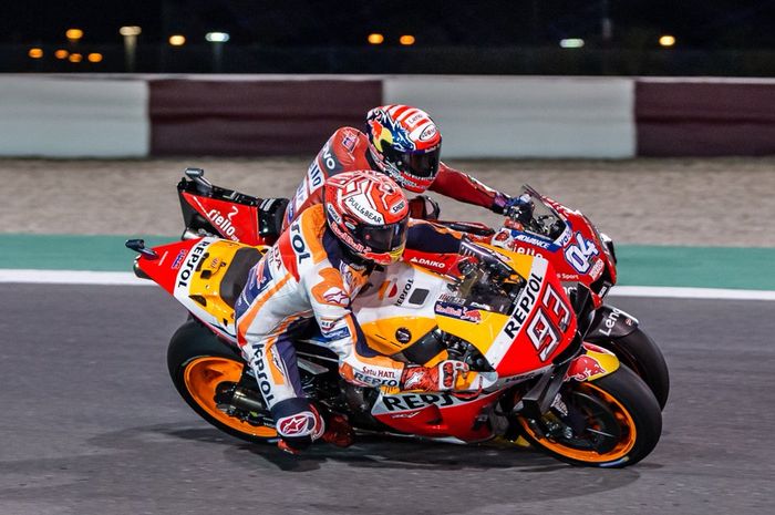 Momen saat Andrea Dovizioso dan Marc Marquez melakoni duel satu lawan satu di lap terakhir MotoGP Qatar 2019.