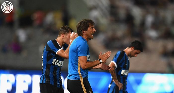 Antonio Conte (tengah) pelatih Inter Milan sedang memotivasi pemainnya.