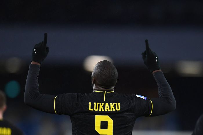 Striker Inter Milan, Romelu Lukaku, merayakan gol yang dicetak ke gawang Napoli dalam laga Liga Italia di Stadion San Paolo, Senin (6/1/2020).