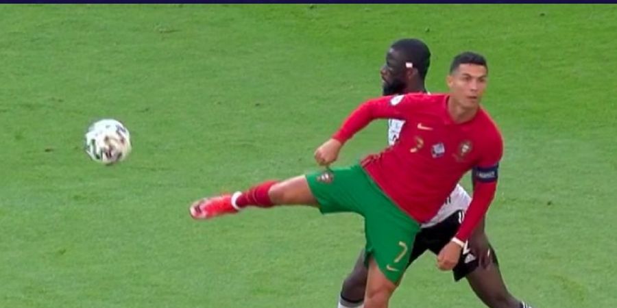 Tingkah Kocak Ronaldo Ketika Ngerjain Pepe di Sesi Latihan Portugal