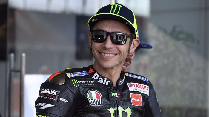 Valentino Rossi saat menjalani sesi pemotretan di MotoGP Qatar 2019.