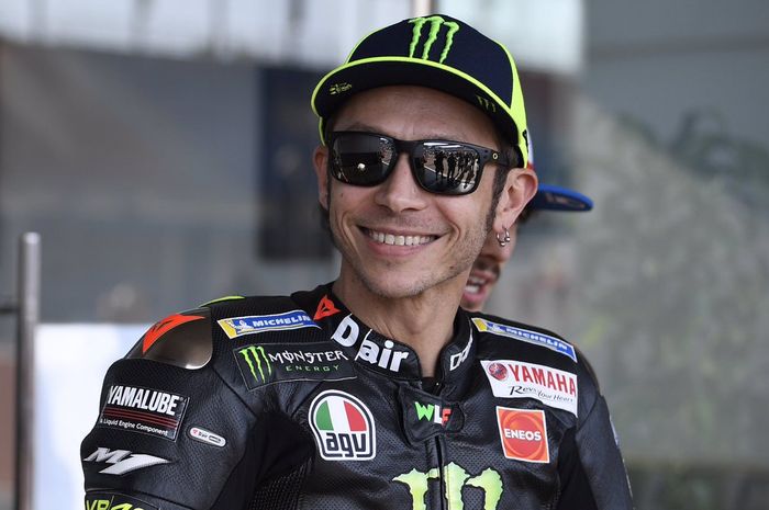 Valentino Rossi saat menjalani sesi pemotretan di MotoGP Qatar 2019.