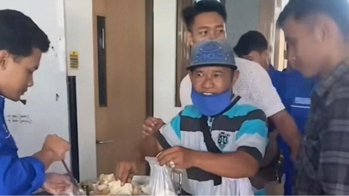 Dosen yang bawa pedagang siomay masuk ke dalam kelas