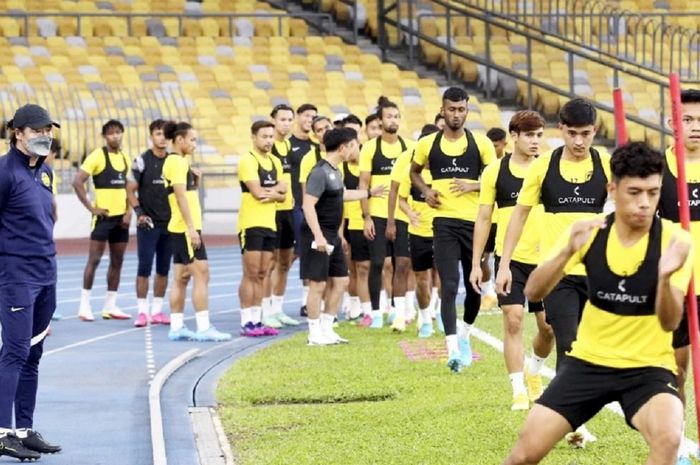 Pelatih Timnas Malaysia Kim Pan-gon mengamati anak-anak asuhnya berlatih menjelang Piala Raja 2022 di Thailand.