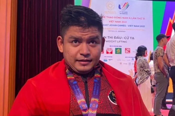 Atlet angkat besi Indonesia, Muhammad Zul Ilmi usai sukses meraih medali emas pada SEA Games 2021.