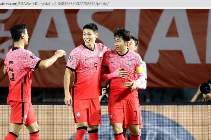 Son Heung-min (kanan) merayakan gol bersama rekan-rekannya di timnas Korea Selatan dalam laga kualifikasi Piala Dunia 2022 zona Asia.