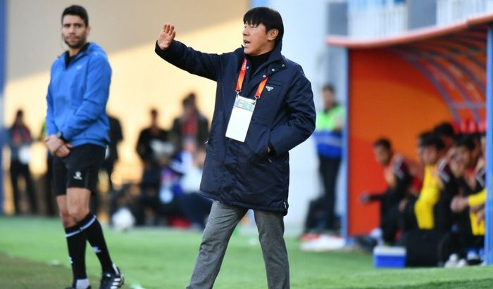 Pelatih timnas U-20 Indonesia Shin Tae-yong memberi arahan ke pemainnya saat menghadapi Irak pada ajang Piala Asia U-20 2023 di Stadion Lokomotiv, Tashkent, Uzbekistan, Rabu (1/3/2023). 