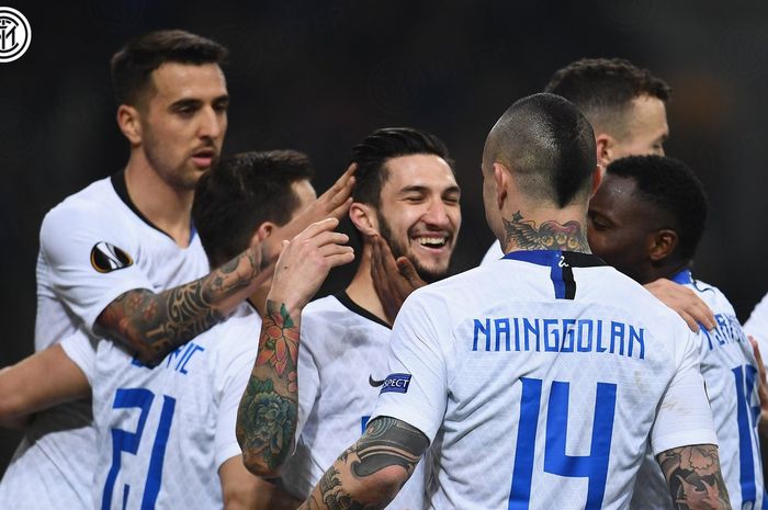 Para pemain Inter Milan merayakan gol yang dicetak ke gawang Rapid Wien dalam laga leg kedua babak 32 besar Liga Europa di Stadion Giuseppe Meazza, Kamis (21/2/2019) waktu setempat.