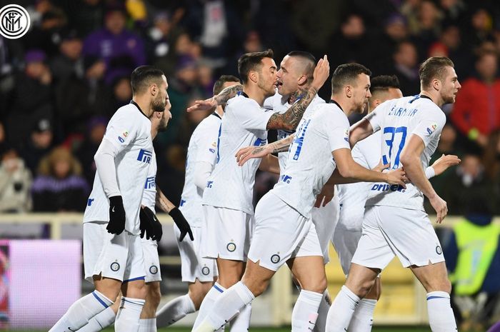 Para pemain Inter Milan merayakan gol yang dicetak ke gawang Fiorentina dalam laga Liga Italia di Stadion Artemio Franchi, Minggu (24/2/2019).