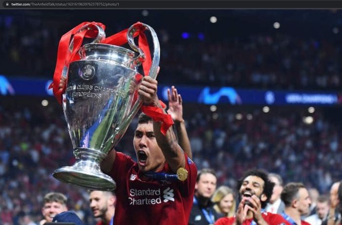 Roberto Firmino merayakan kemenangan Liverpool saat menjuarai Liga Champions 2018-2019.